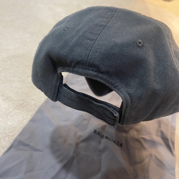 Balenciaga Hat - Picture 3 of 7